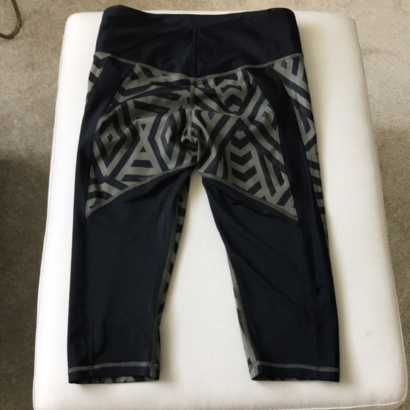 Lululemon chevron shuffle capris size 6 - Picture 5 of 5